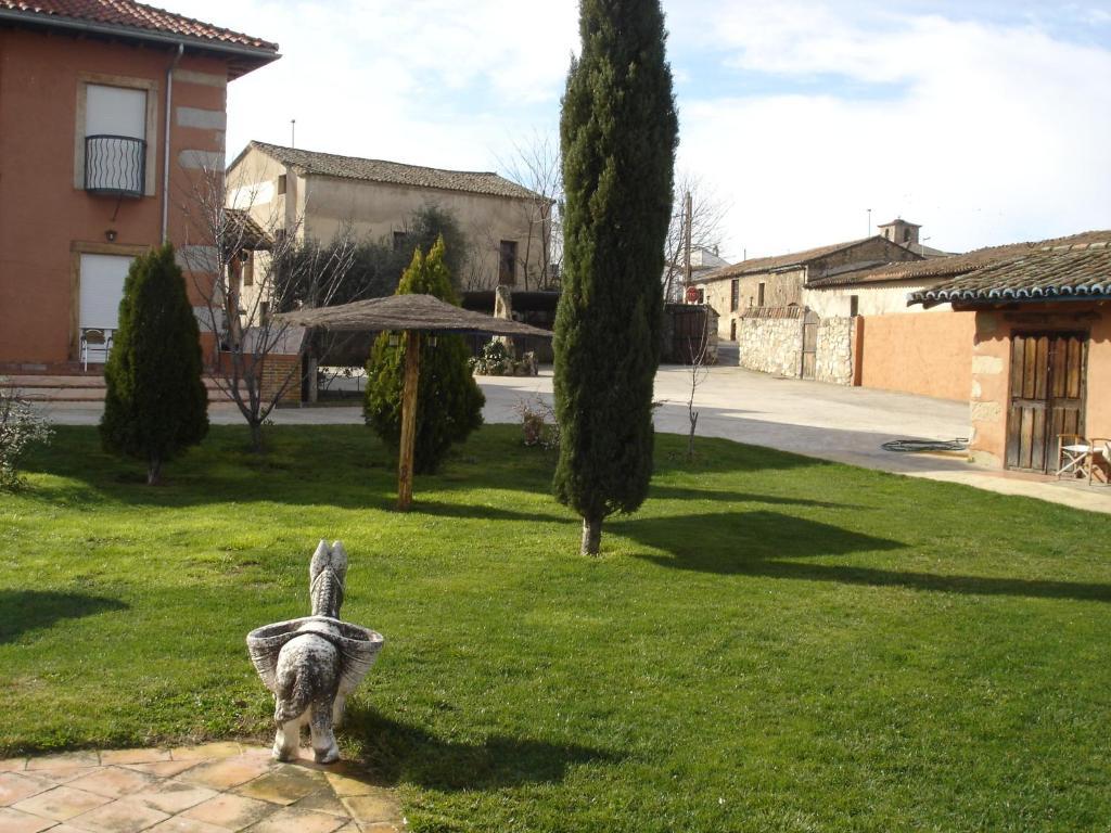 Posada Tresmentiras Aldeanueva del Camino Exterior photo