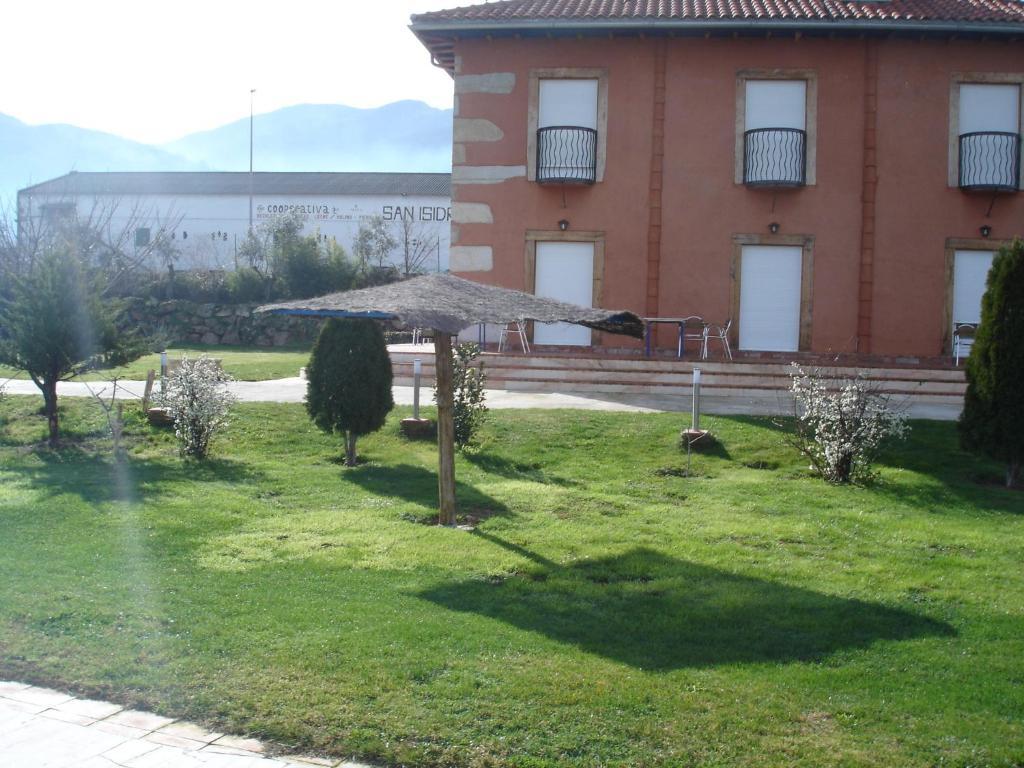 Posada Tresmentiras Aldeanueva del Camino Exterior photo